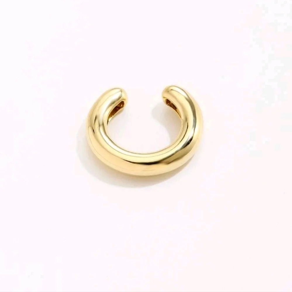 💥LAST ONE💥14k Gold Plated Minimalist Ear Cuff, unisex - Picture 2 of 3